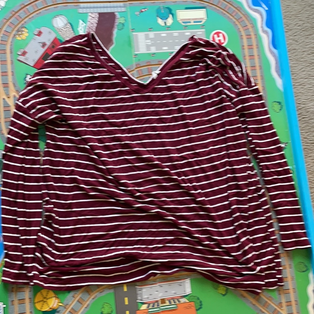 Lot of Pinkblush plus maternity tops - Picture 4 of 5